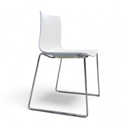 Møtestoler med blå rygg fra Arper