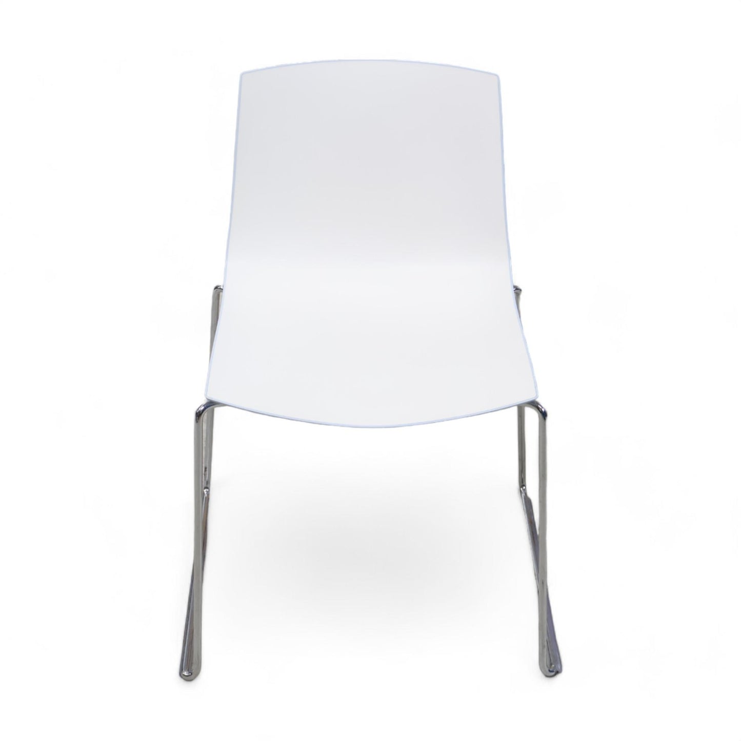 Møtestoler med blå rygg fra Arper