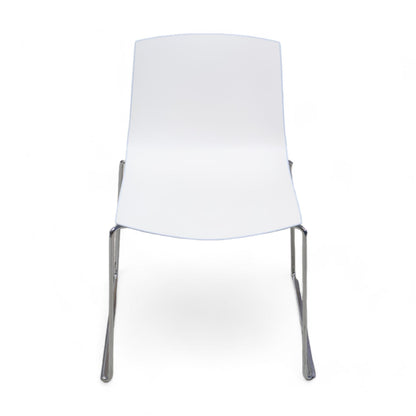 Møtestoler med blå rygg fra Arper