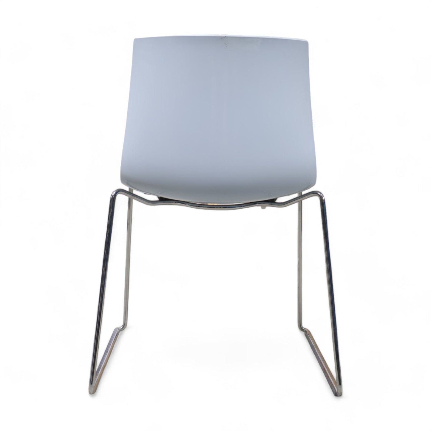 Møtestoler med blå rygg fra Arper