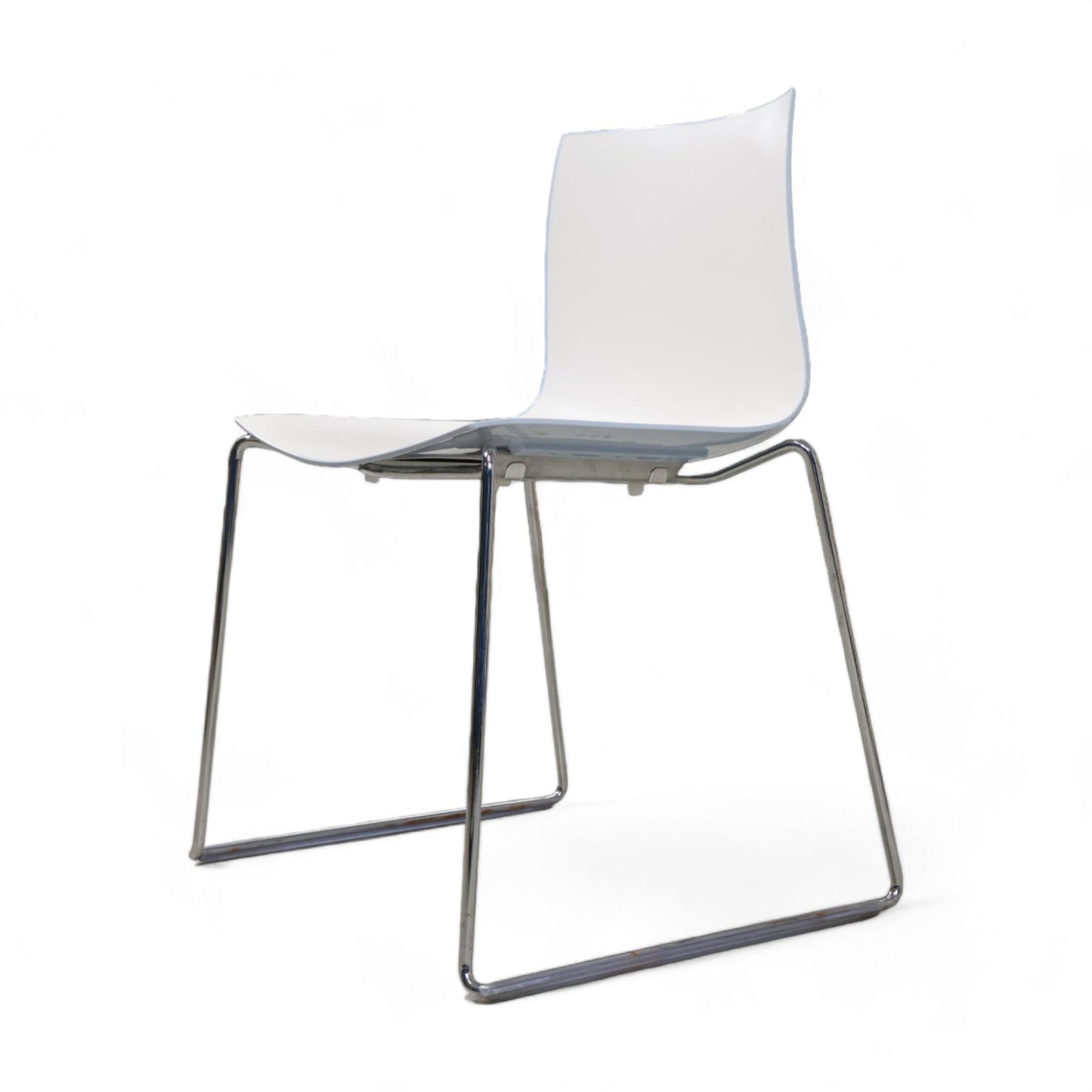 Møtestoler med blå rygg fra Arper