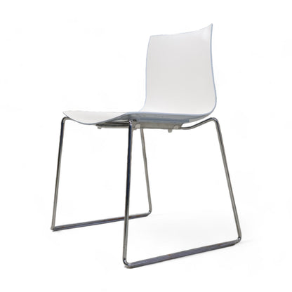 Møtestoler med blå rygg fra Arper