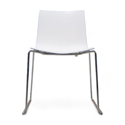 Møtestoler med blå rygg fra Arper