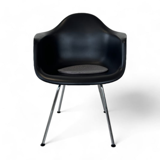 Sort Eames Plastic Armchair RE DAX