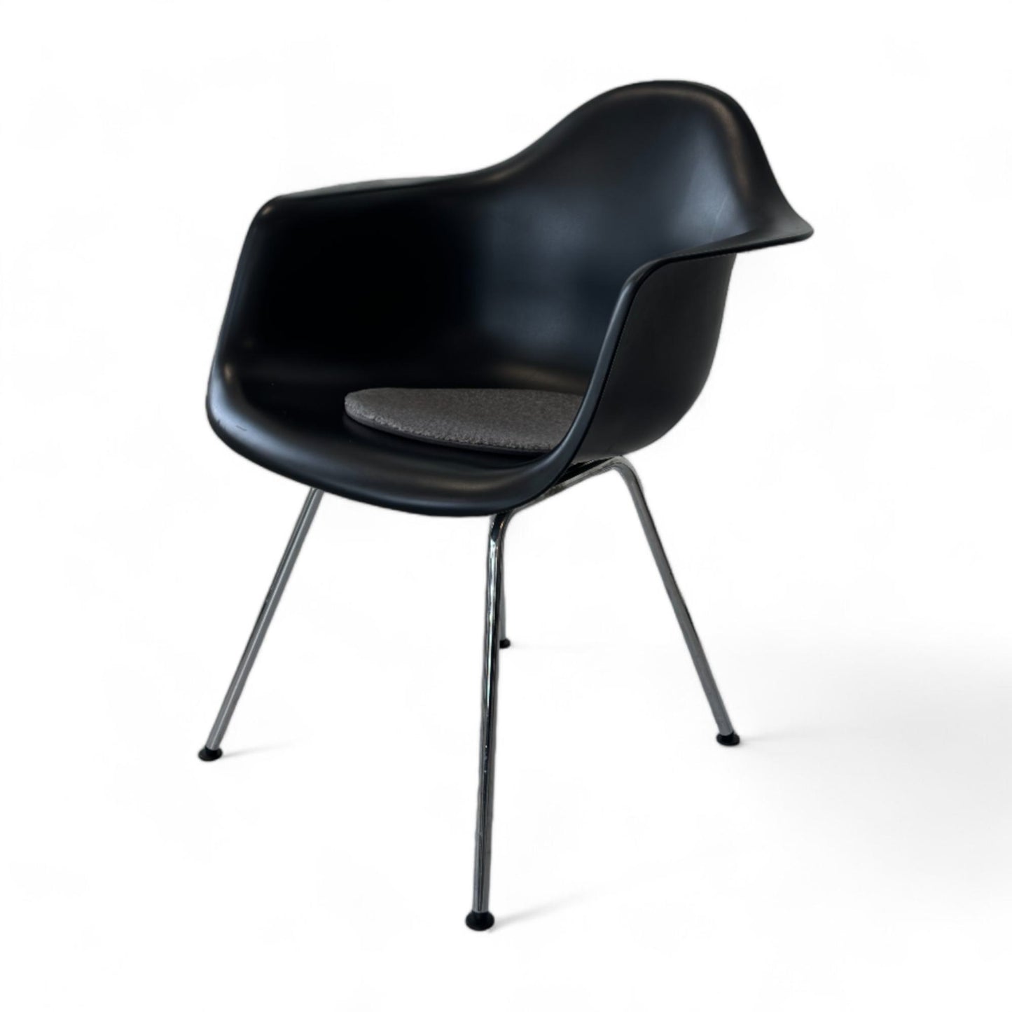 Sort Eames Plastic Armchair RE DAX