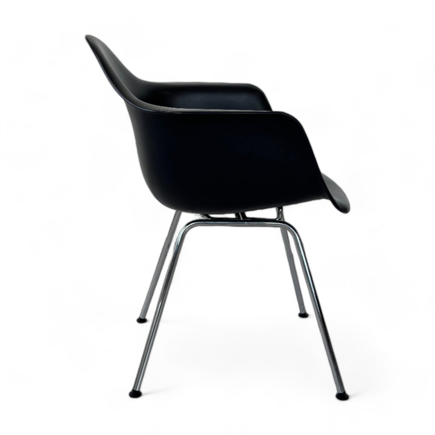 Sort Eames Plastic Armchair RE DAX