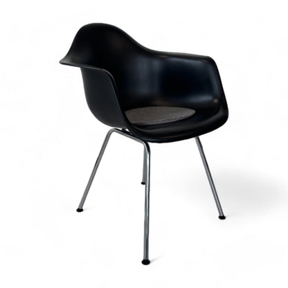 Sort Eames Plastic Armchair RE DAX