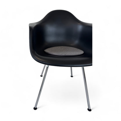 Sort Eames Plastic Armchair RE DAX