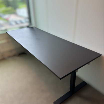 Helsort skrivebord med god plass, 220x80 cm