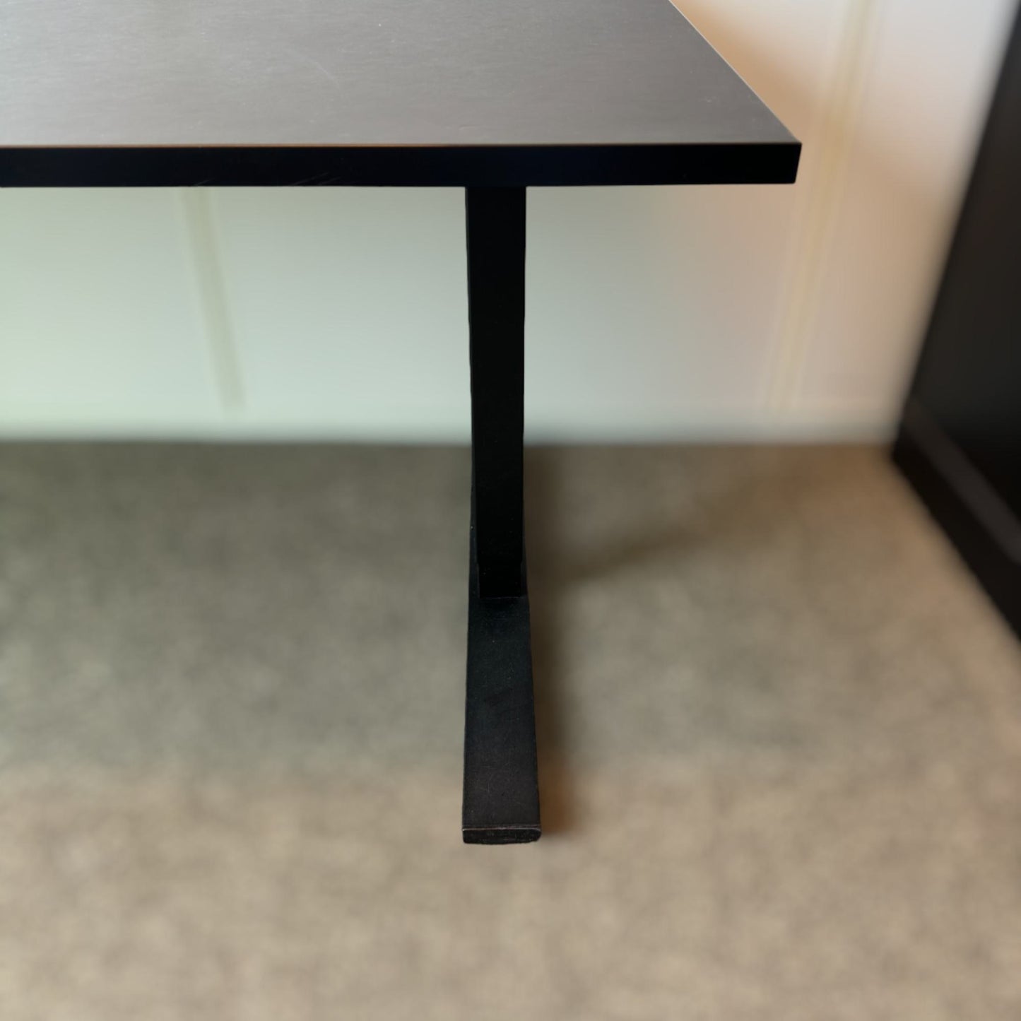 Helsort skrivebord med god plass, 220x80 cm