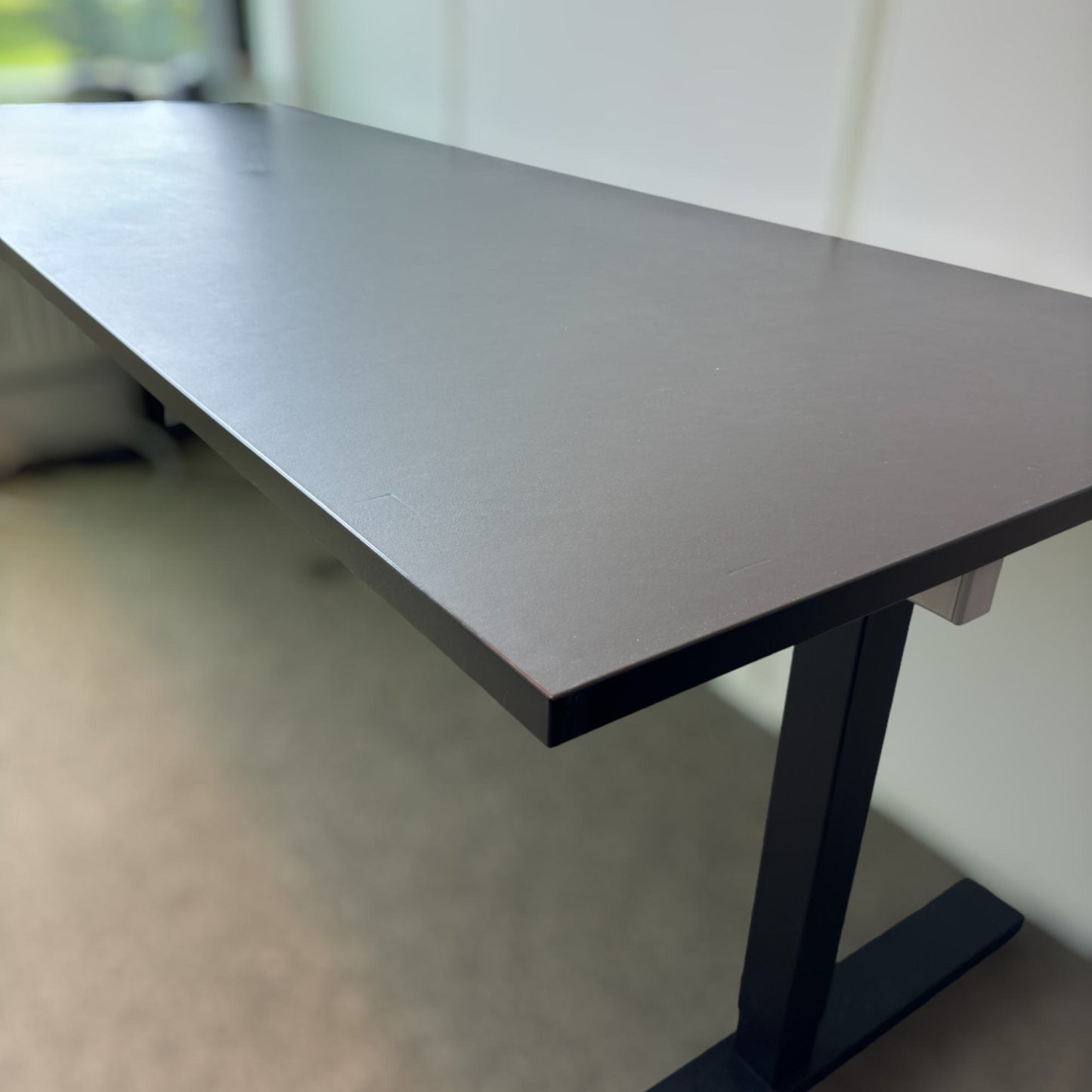 Helsort skrivebord med god plass, 220x80 cm