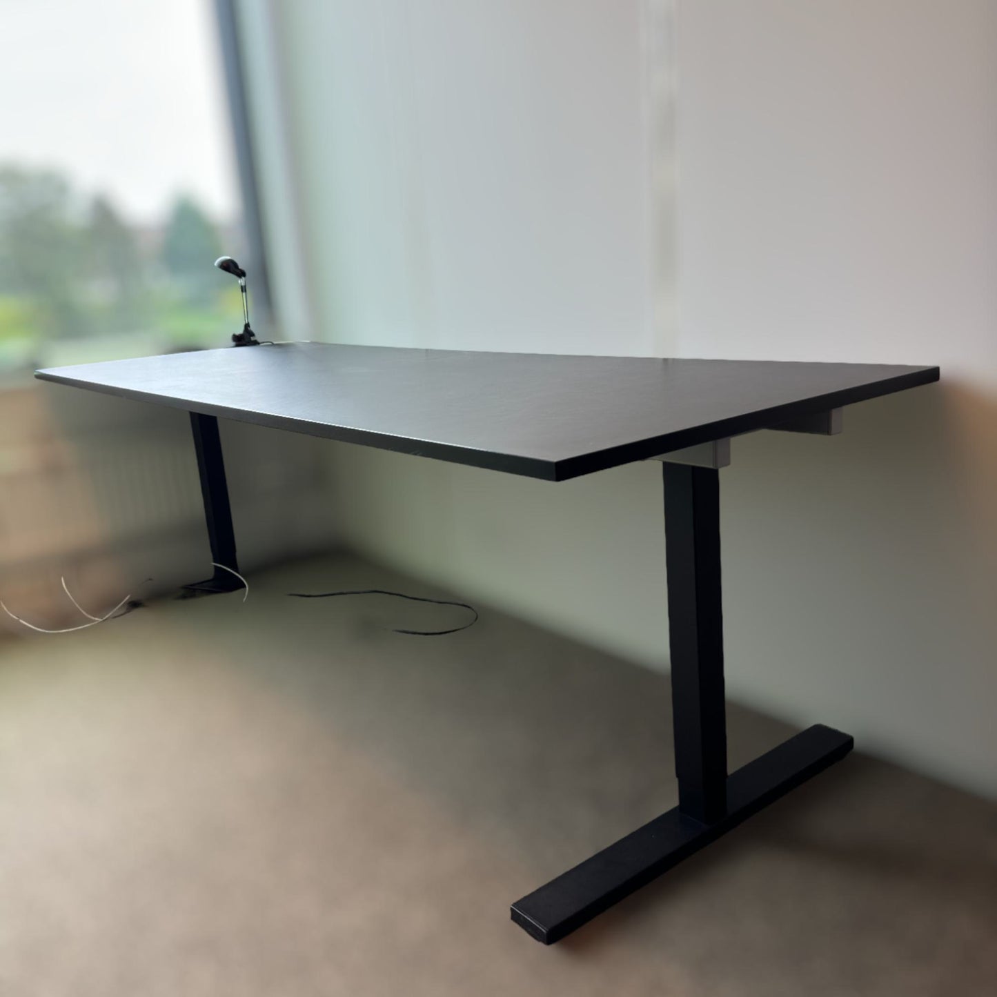 Helsort skrivebord med god plass, 220x80 cm