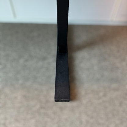Helsort skrivebord med god plass, 220x80 cm