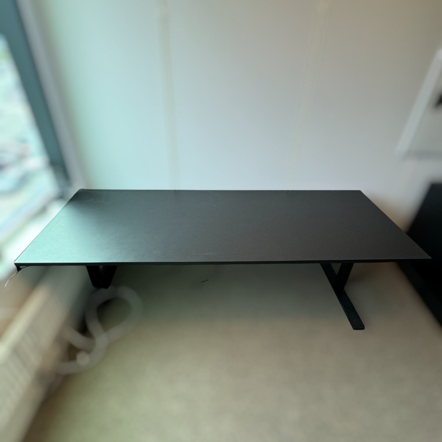 Helsort skrivebord med god plass, 220x80 cm