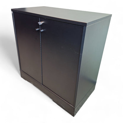 Sorte lave skap fra SA Møbler