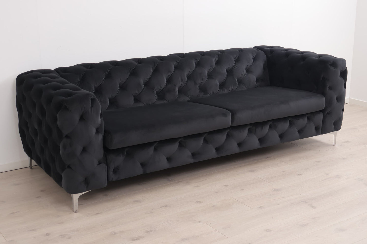 Nyrenset | A-møbler Bella 3-seter sofa i sort velur