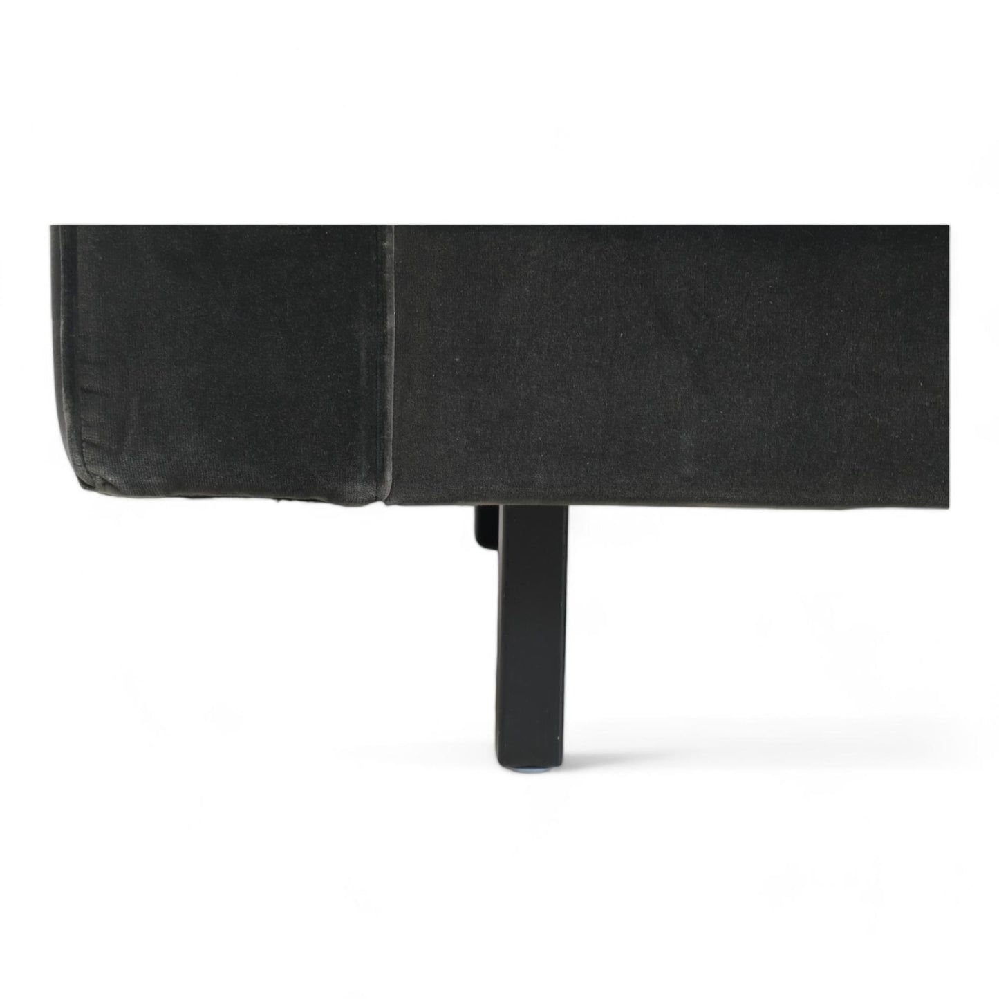 Nyrenset | stilren sofa fra Skeidar i sort velur