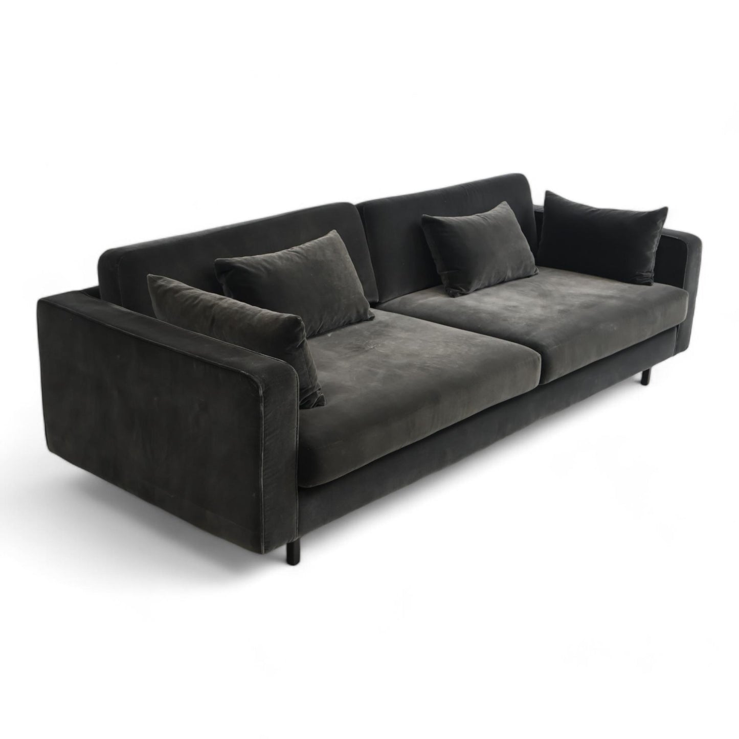Nyrenset | stilren sofa fra Skeidar i sort velur