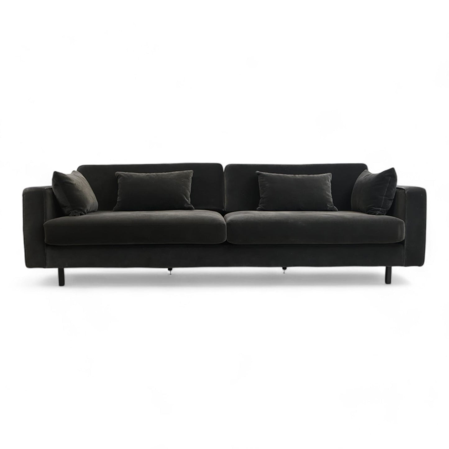 Nyrenset | stilren sofa fra Skeidar i sort velur