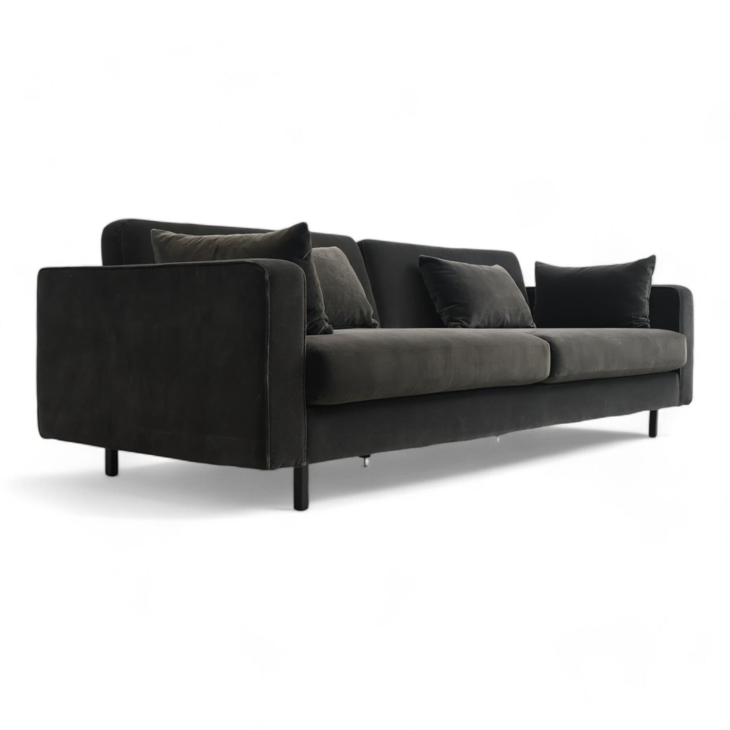 Nyrenset | stilren sofa fra Skeidar i sort velur