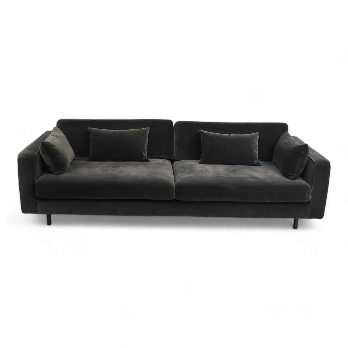Nyrenset | stilren sofa fra Skeidar i sort velur