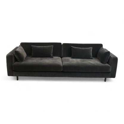 Nyrenset | stilren sofa fra Skeidar i sort velur