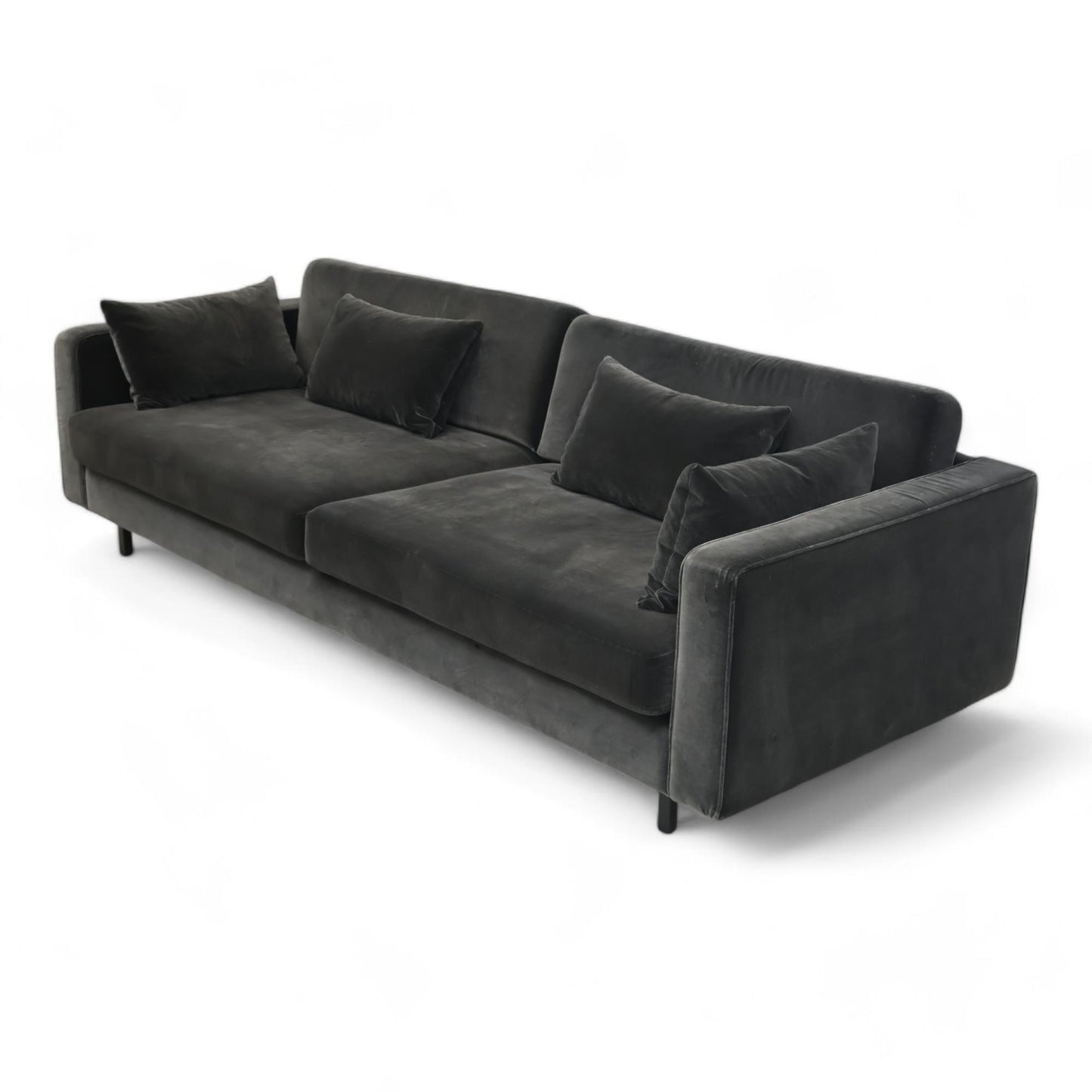 Nyrenset | stilren sofa fra Skeidar i sort velur