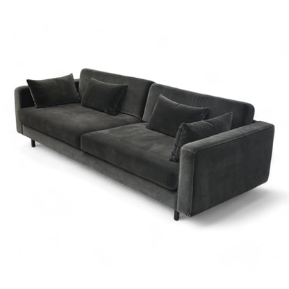 Nyrenset | stilren sofa fra Skeidar i sort velur