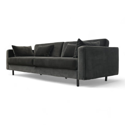 Nyrenset | stilren sofa fra Skeidar i sort velur