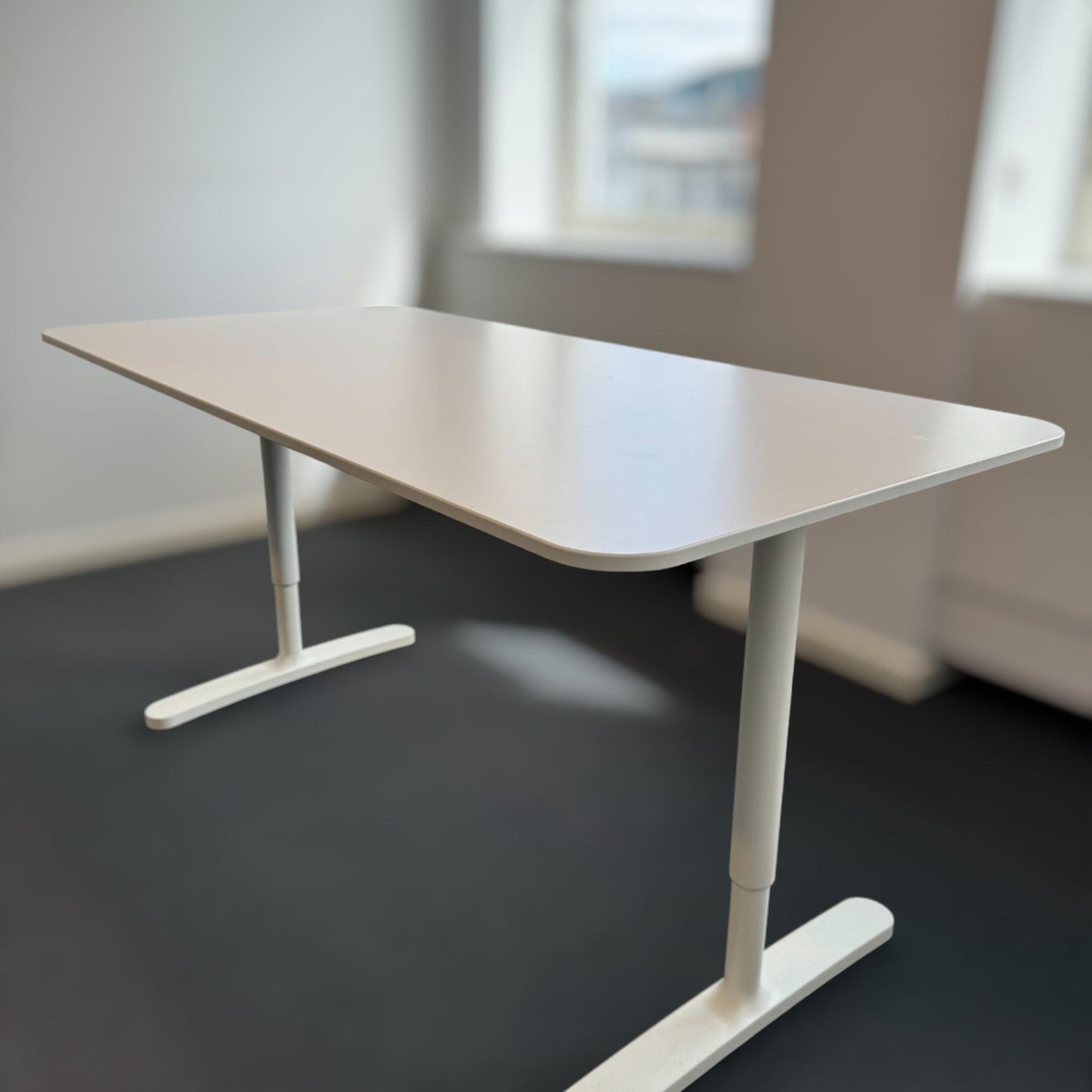 160x80 cm, IKEA Bekant manuelt hev/senk skrivebord i hvit