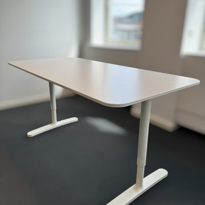 160x80 cm, IKEA Bekant manuelt hev/senk skrivebord i hvit