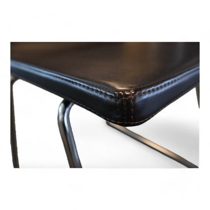 IKEA BERNHARD stoler i sort imitert skinn