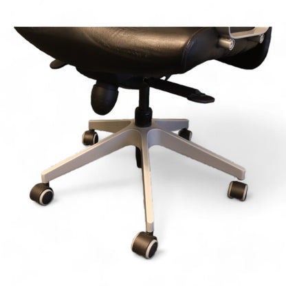 Markus kontorstol fra IKEA i sort skinn