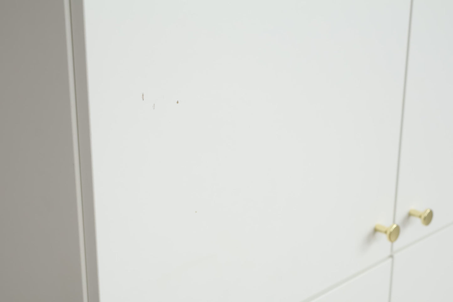 IKEA platsa skap med gullhåndtak