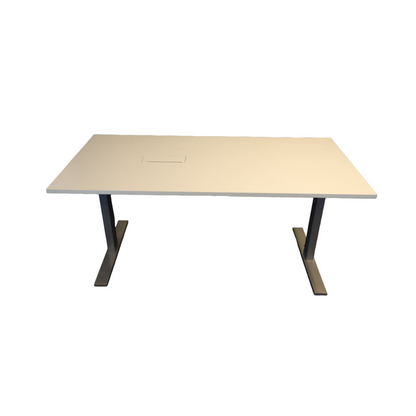 Hvitt skrivebord m/ justerbare ben