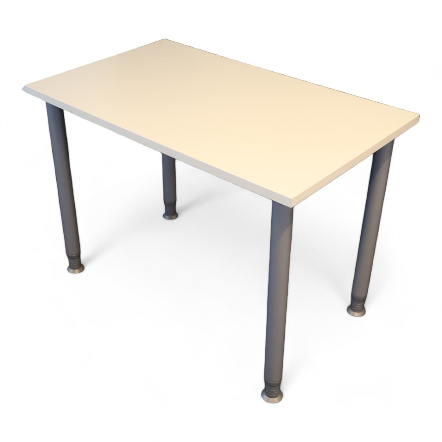 Hvitt skrivebord med grå ben