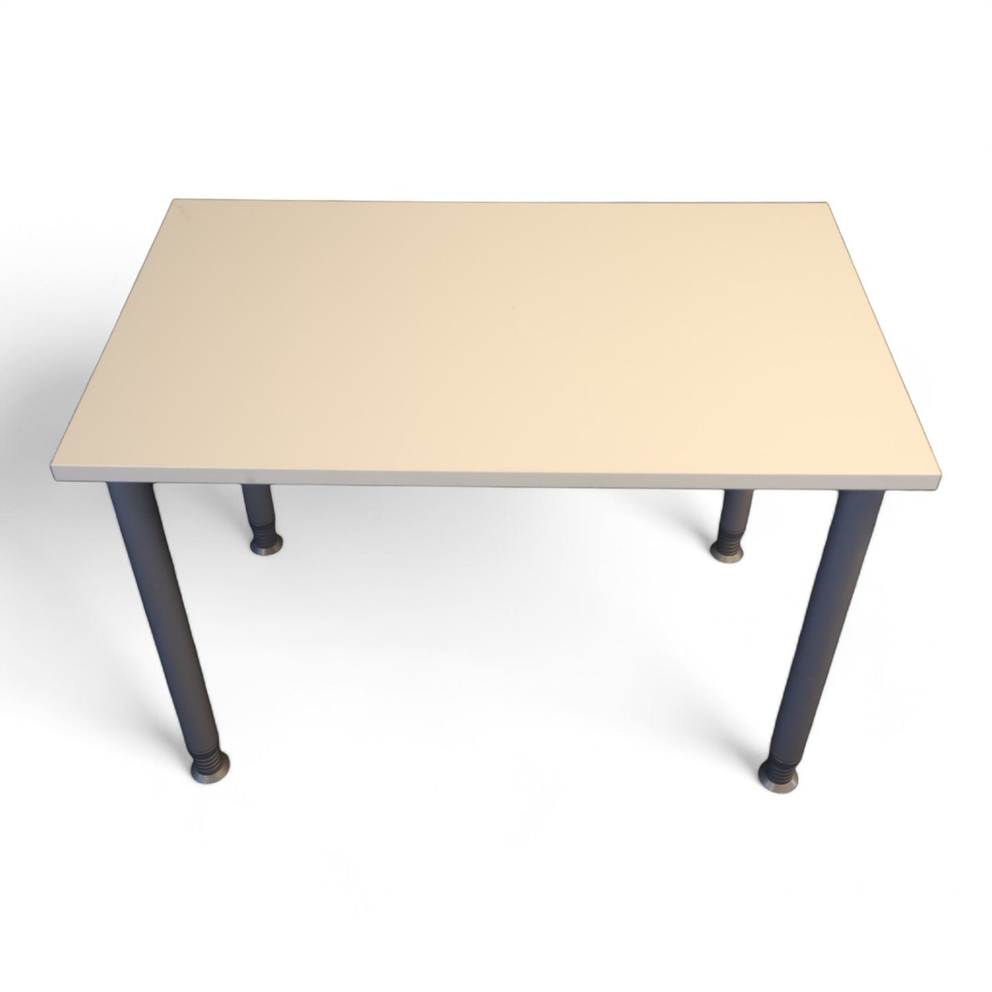 Hvitt skrivebord med grå ben