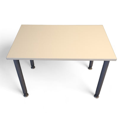 Hvitt skrivebord med grå ben