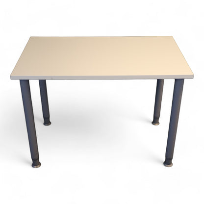 Hvitt skrivebord med grå ben