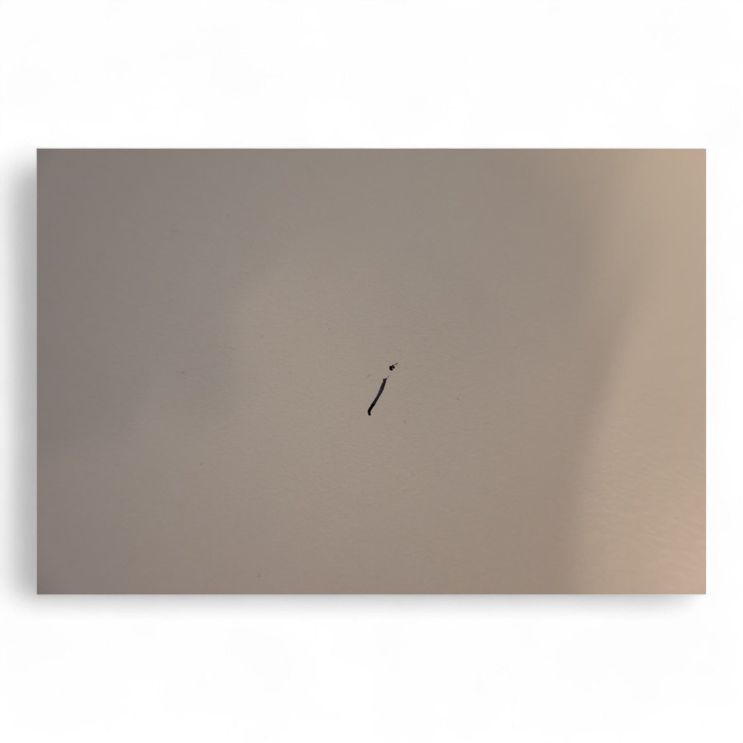Hvitt skrivebord med grå ben