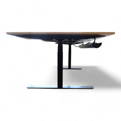 Kinnarps elektrisk hev/senk skrivebord, høyresving. 180 cm