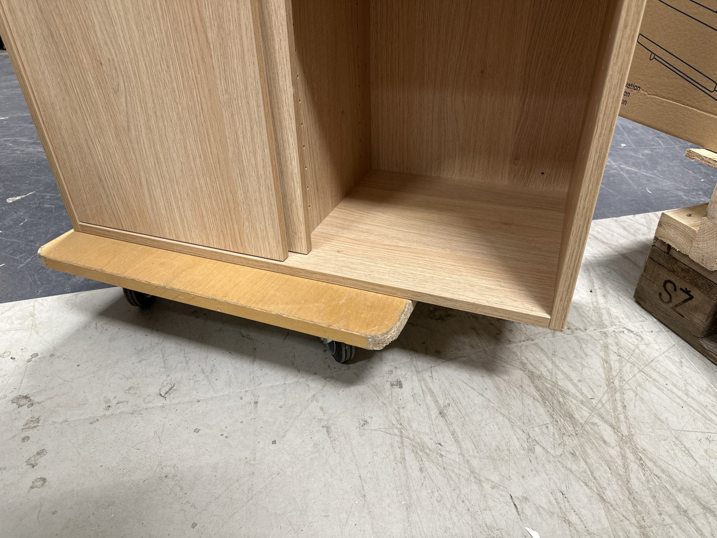 Skap QBUS, låsbare skyvedører m/håndtak, 3 hyller, H1636 B800 D400 mm, eik