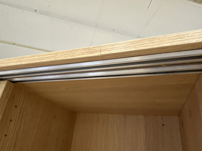 Skap QBUS, låsbare skyvedører m/håndtak, 3 hyller, H1636 B800 D400 mm, eik