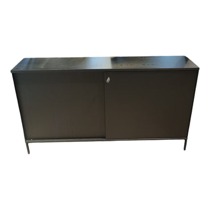 Sort skap m/ skyvedører og lås