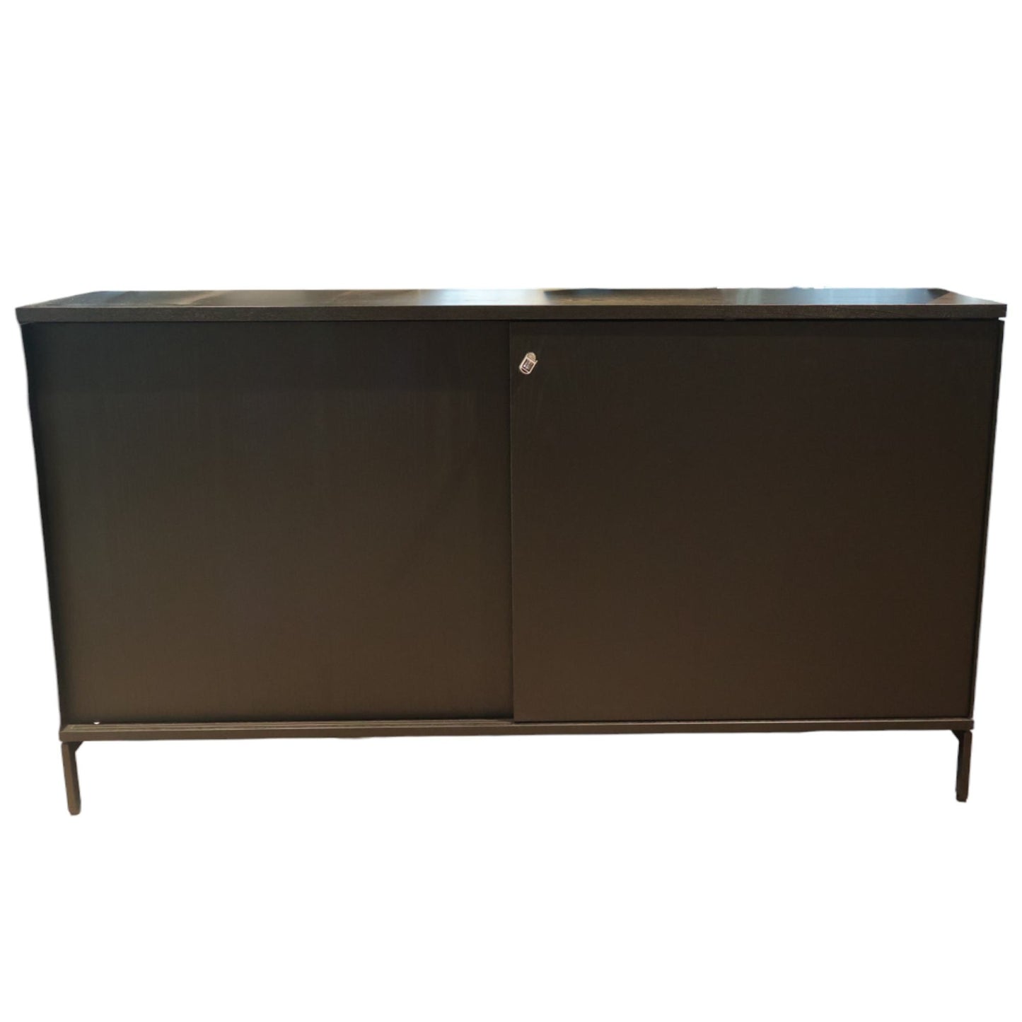 Sort skap m/ skyvedører og lås