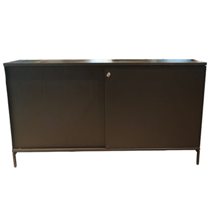 Sort skap m/ skyvedører og lås