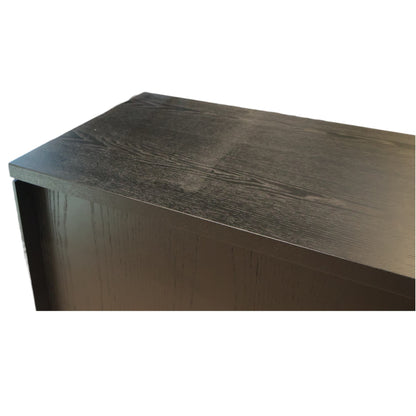 Sort skap m/ skyvedører og lås