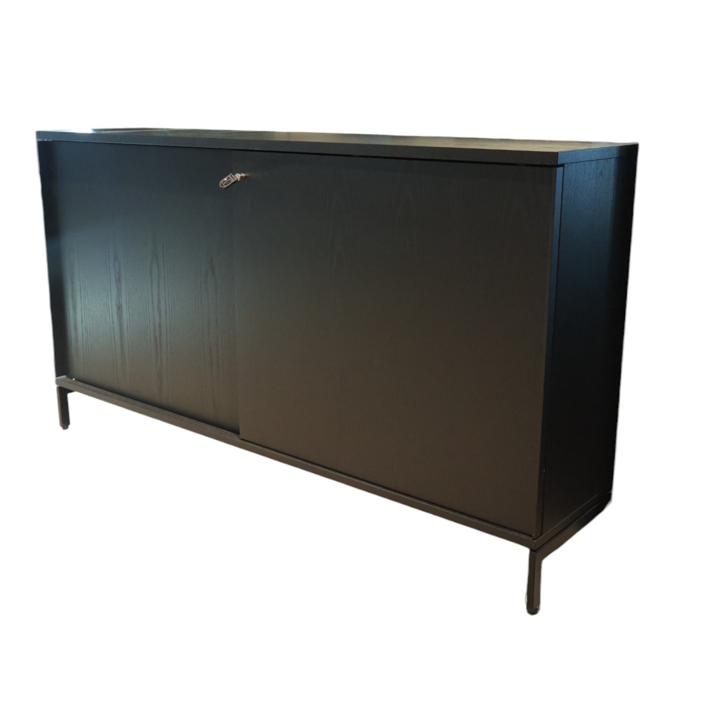 Sort skap m/ skyvedører og lås