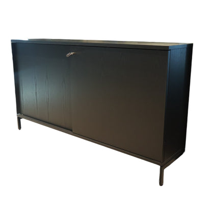 Sort skap m/ skyvedører og lås