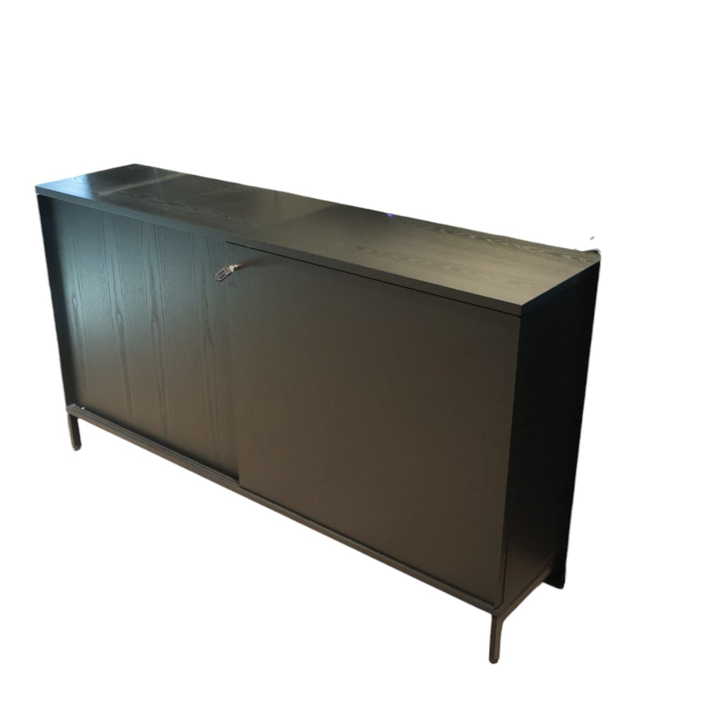 Sort skap m/ skyvedører og lås